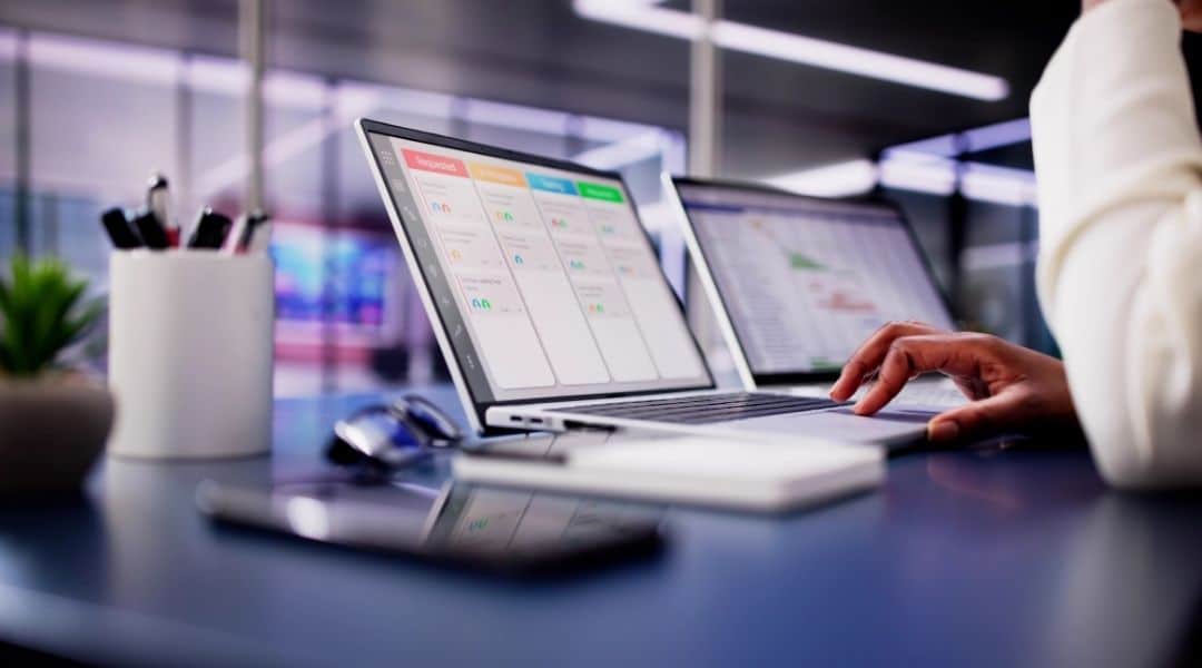 Homme travaillant sur un ordinateur portable pour la collaboration et le partage de documents en ligne.