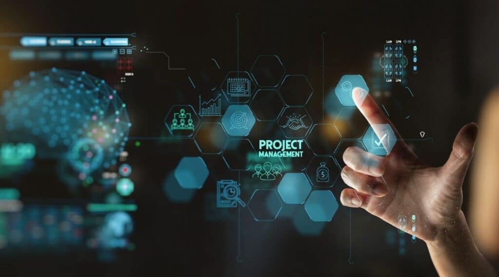 main qui interagit avec une interface numérique Project Management