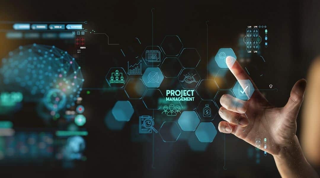 main qui interagit avec une interface numérique Project Management