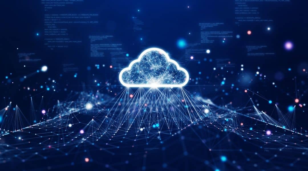 Technologie de transfert de données cloud et edge computing. Une grande icône de nuage est au centre. Code abstrait, polygones interconnectés et points multicolores sur un fond bleu foncé.