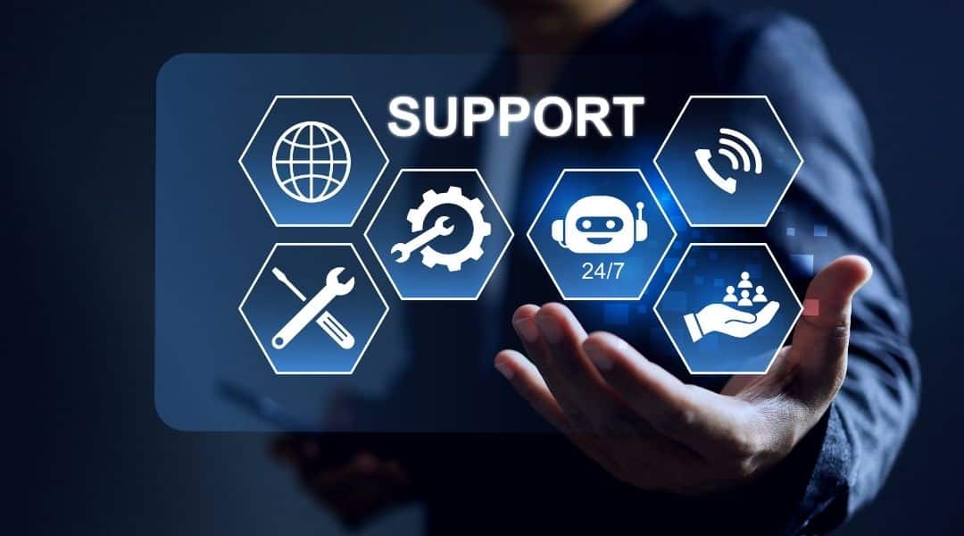 Concept d’externalisation du support IT avec un professionnel présentant des icônes de service 24h/24, maintenance, assistance et communication digitale